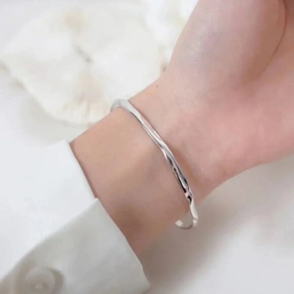 925 Sterling Silver Minimalist Thin Wavy Bangle Cuff Bracelet (Silver or Gold) - Picture 2 of 7